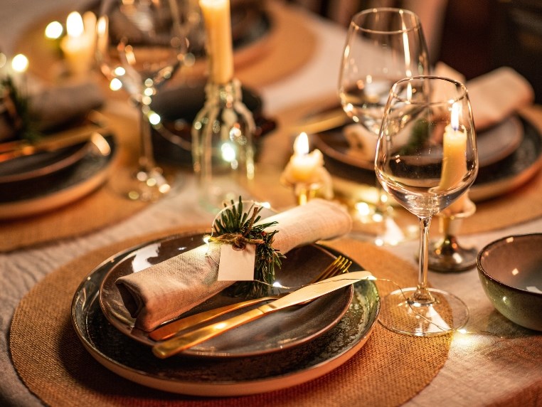 Žiarivé sklo, elegantný príbor a taniere