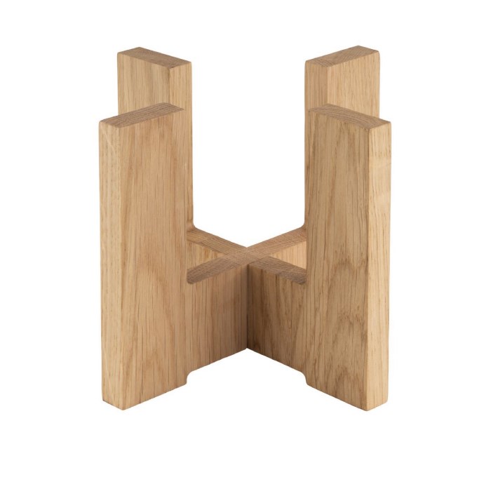 Pedestal for glass carafe