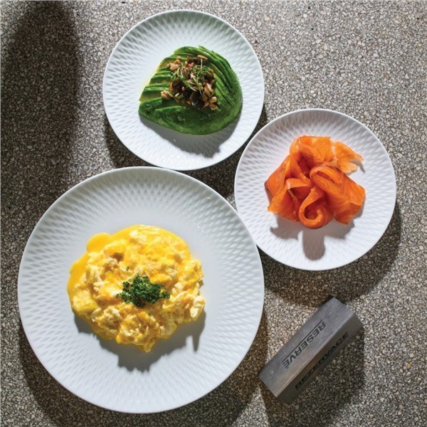 Purity Reflections tanier plytký so širokým okrajom, relief 30 cm