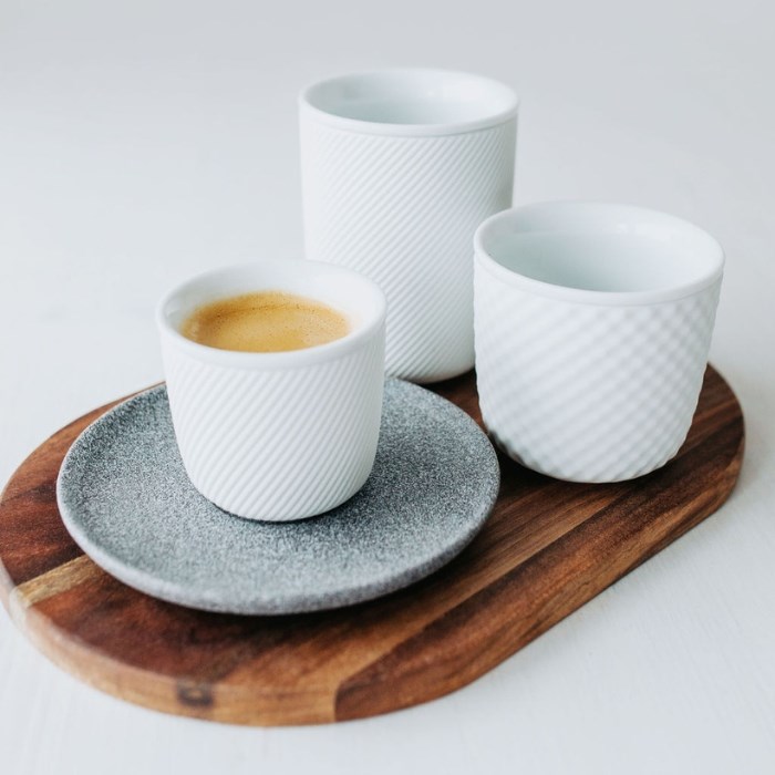DOUBLEWALLS Porcelánová dvojstenná šálka TWIST glazed, 250 ml